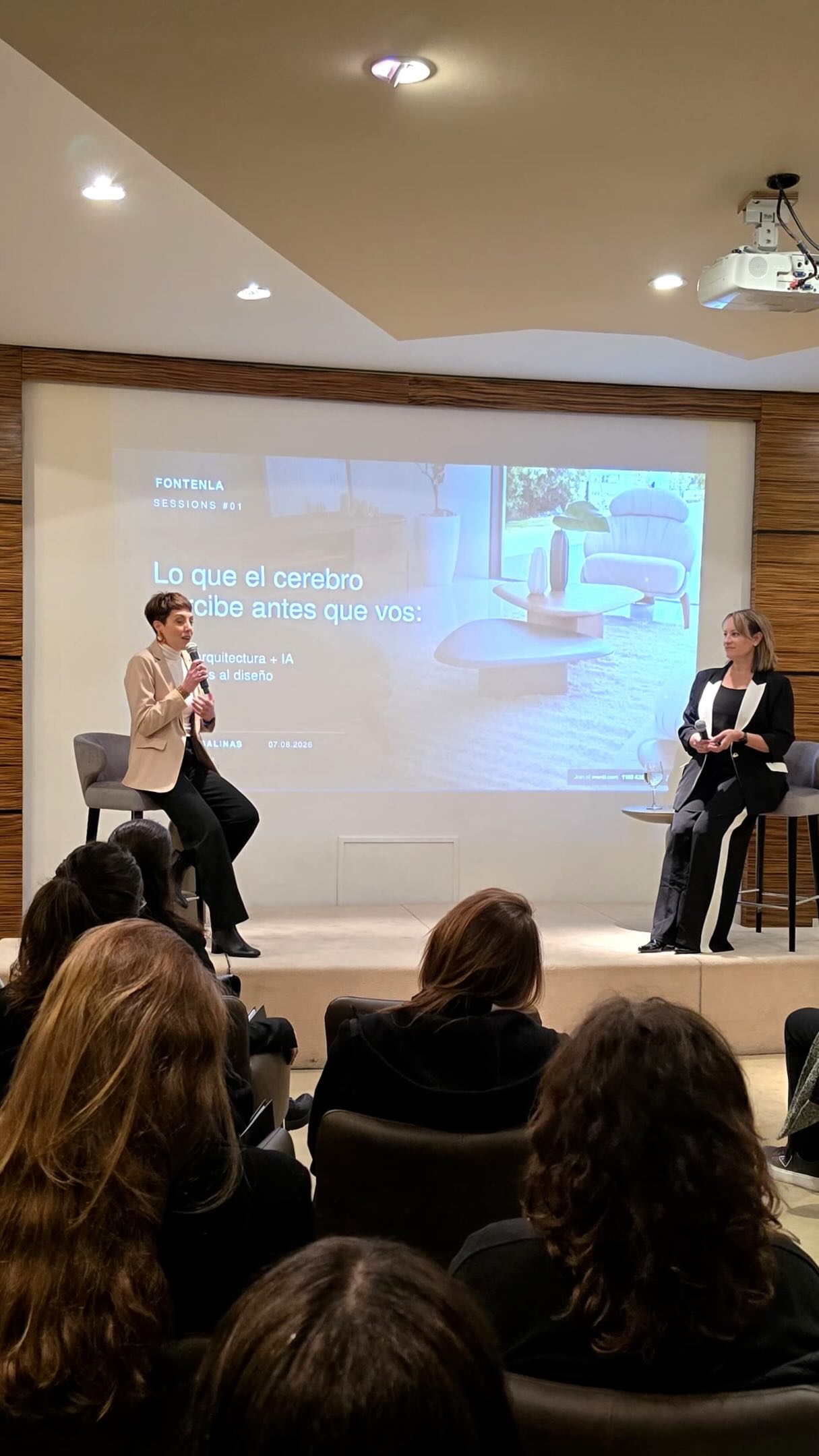 Vanina Salinas en una charla presencial sobre neuroarquitectura e inteligencia artificial aplicadas al diseño