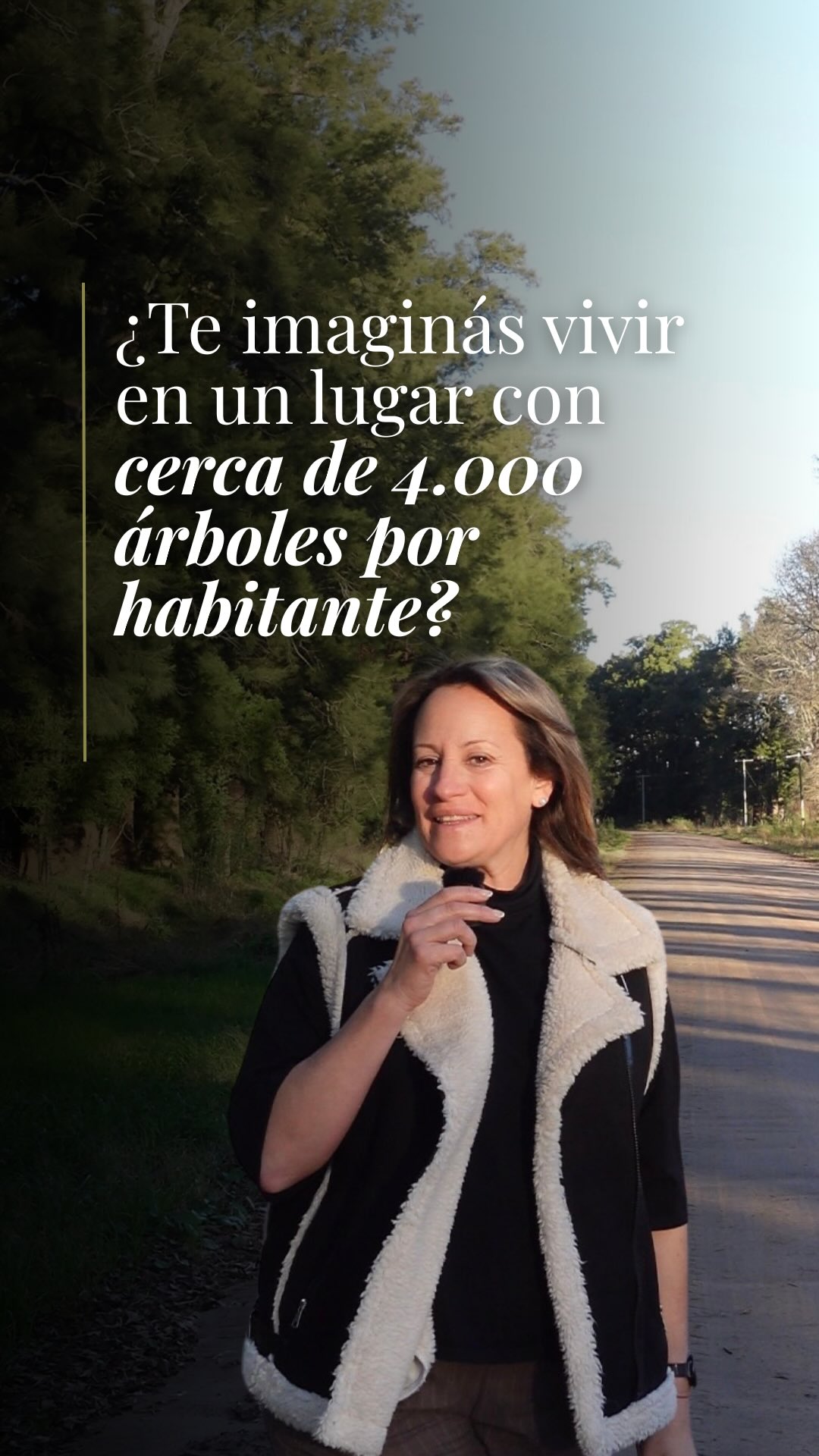 Vanina Salinas caminando por un camino arbolado